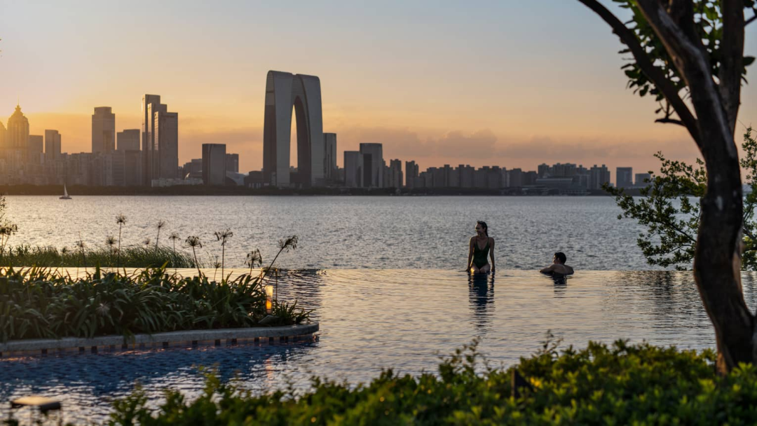 金鸡湖私岛×玛利亚广场×普兰巴南！四季园林套房首曝、慕尼黑瑰丽顶奢启幕